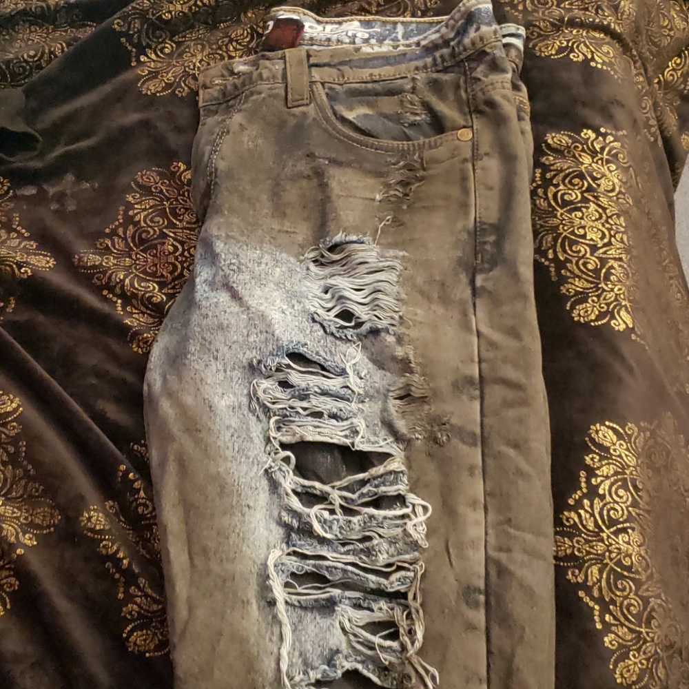 Men's ripped jean shorts